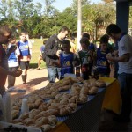 Café da manhã para as crianças do projeto