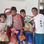 Papai Noel Harald distribui 150 sacolas surpresas para a criançada