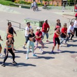 Participantes realizam alongamento e aquecimento antes do passeio