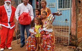 Brinquedos e cestas básica são distribuídos para as famílias e para as crianças